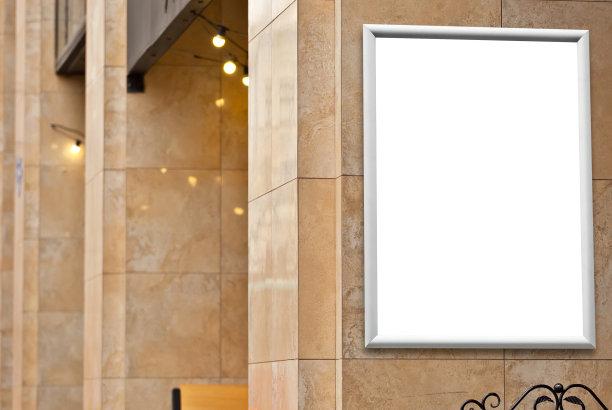 建筑上的长方形标志。复制空间和文本空间。设计的模型。广告空白模板。房子正面的白色框架。广告的架构。图片下载