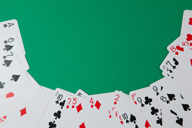 经典的绿色背景纸牌。赌博和赌场的概念。图片下载