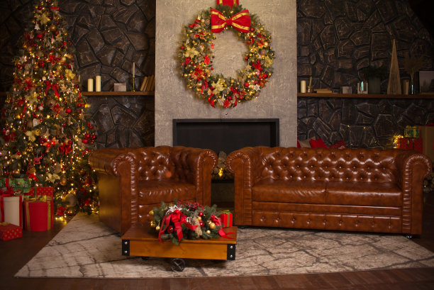 圣诞时尚的室内装饰与圣诞树和礼物图片下载