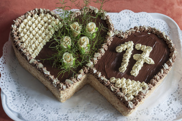 美丽的双心形状生日蛋糕，用杏仁玫瑰装饰。这块蛋糕是17号。图片下载