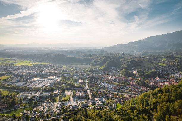 可爱的绿色小镇Kamnik图片下载