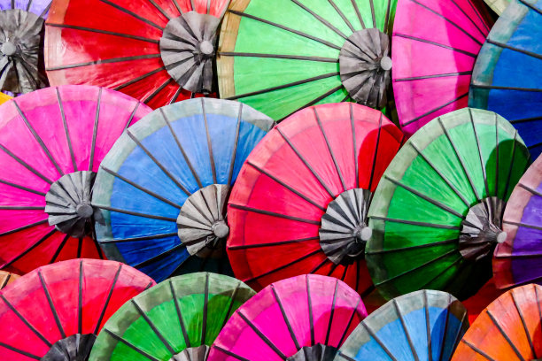 彩色雨伞以天空为背景，数码照片以图片为背景图片下载