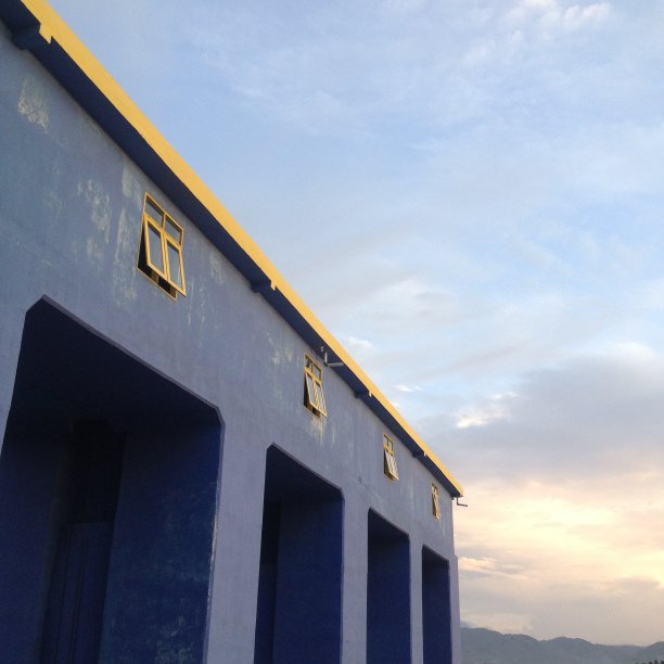 建在天空背景上的水坝图片下载