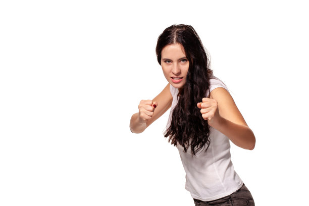 一个美丽的女人展示她的拳头图片下载