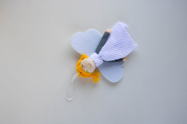 被隔离在白色背景上的天使。新年的概念，圣诞节的概念图片下载