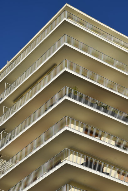 现代住宅建筑，带有阳台的街区。图片下载