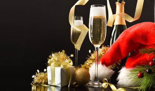 圣诞晚会背景用礼品眼镜和圣诞老人帽隔离图片下载