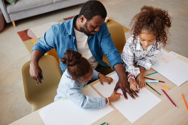 有两个女儿的父亲图片下载