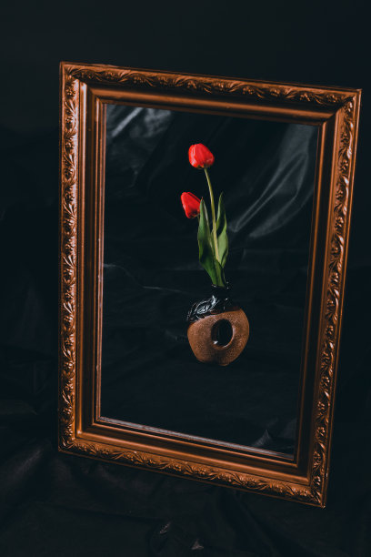 抽象摄影与鲜花反射在镜子中，复古的金色框架图片下载