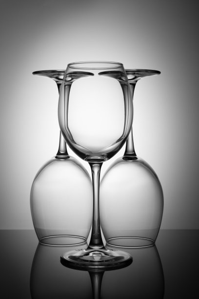 黑桌子上的一组空玻璃杯，上面有反光图片下载