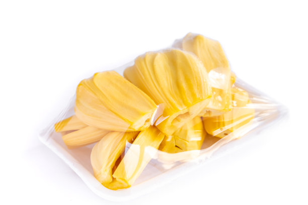 菠萝蜜包装在泡沫托盘与塑料隔离在白色的背景。图片下载