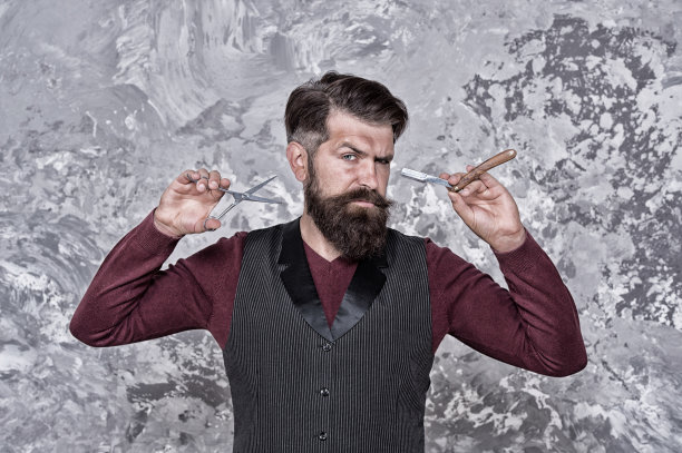 专业的工具。适当的服务。面部毛发护理。招聘理发师。理发师设备。理发沙龙。留着长胡子的嬉皮士。梳得整齐的潮人。理发店的概念图片下载