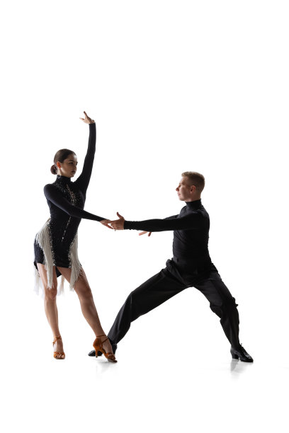 两个年轻优雅的舞者，灵活的男人和女人跳舞交际舞隔离在白色工作室的背景。图片下载