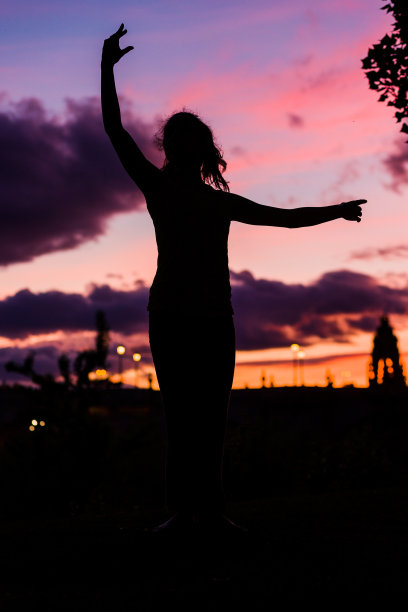 剪影从一个芭蕾舞者在黄昏或日落快乐的积极运动与音乐图片下载