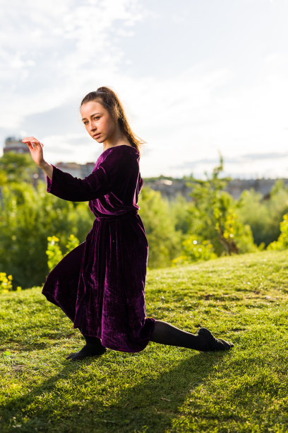 西班牙芭蕾舞演员美丽的舞者享受运动的节奏与快乐和愉快的动作图片下载