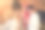 幸福的家庭——在一个阁楼式的厨房里，妈妈、爸爸和女儿正在用智能手机寻找圣诞饼干的配方图片下载