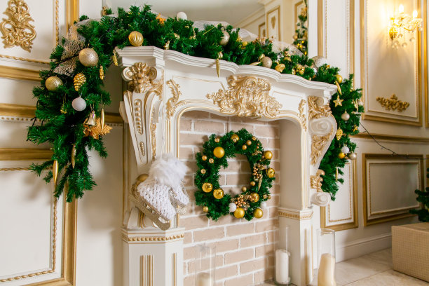 壁炉上有一个冷杉花环，装饰溜冰鞋，冷杉树花环与圣诞玩具，球在云杉树枝上圣诞树图片下载