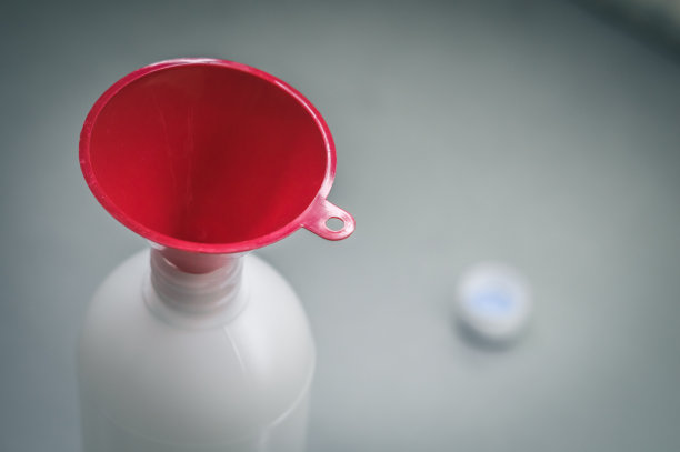 塑料瓶里的红色漏斗。选择性聚焦，复制空间图片下载