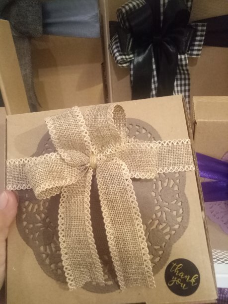 什锦盒与彩色丝带照片图片下载