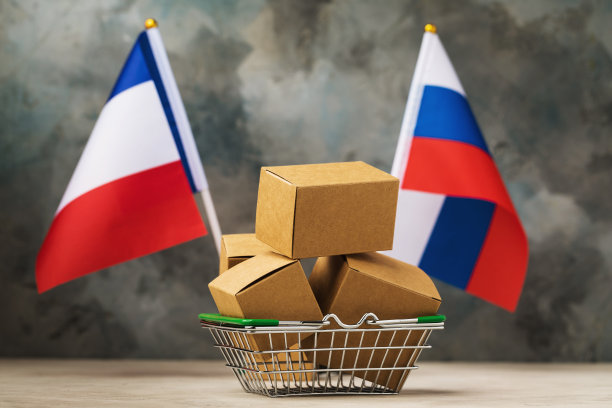 食品篮子里的各种盒子和两面旗帜上的抽象背景，是法国和俄罗斯之间贸易的概念图片下载