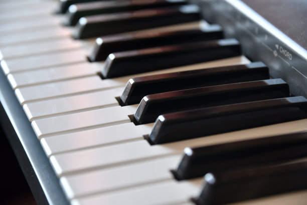 电子音乐键盘合成器近距离。钢琴键图片下载