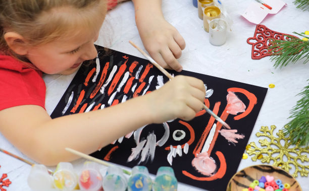 孩子们制作有趣的贺卡，上面有2022年的标志，画着老虎。DIY工艺。图片下载