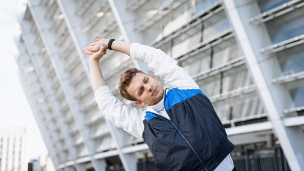 年轻运动员在户外训练前热身图片下载