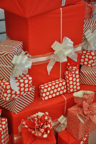 红白相间的礼品盒堆在一起。节日季节圣诞树下的礼物。图片下载