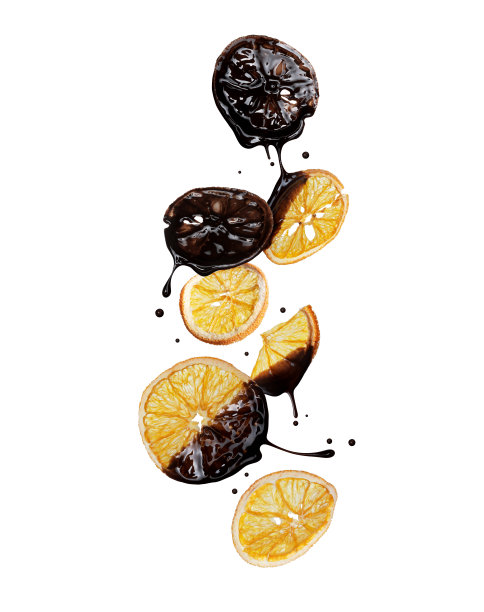 在白色背景上，橙子干和巧克力倒在空中图片下载
