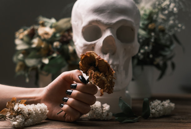 女性手中捧着一束枯萎的花。图片下载