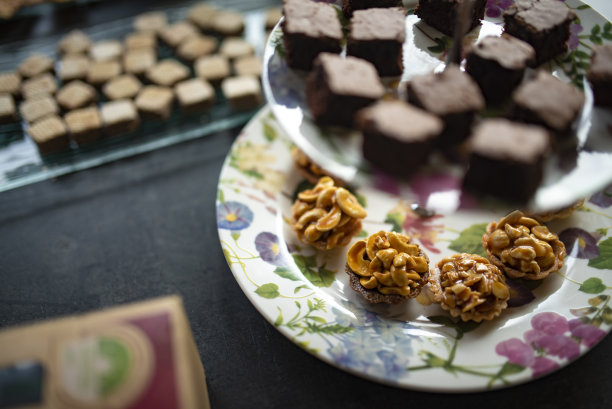 巧克力布朗尼和花生奇基放在家里圣诞派对的股票照片盘子里图片下载