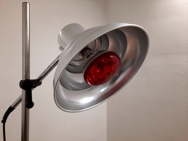 红外光灯作为康复治疗。损伤破坏图片下载