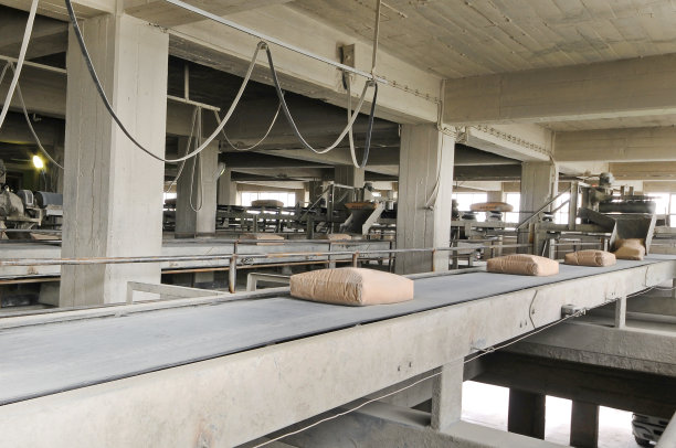 水泥厂生产的输送带带满水泥袋图片下载