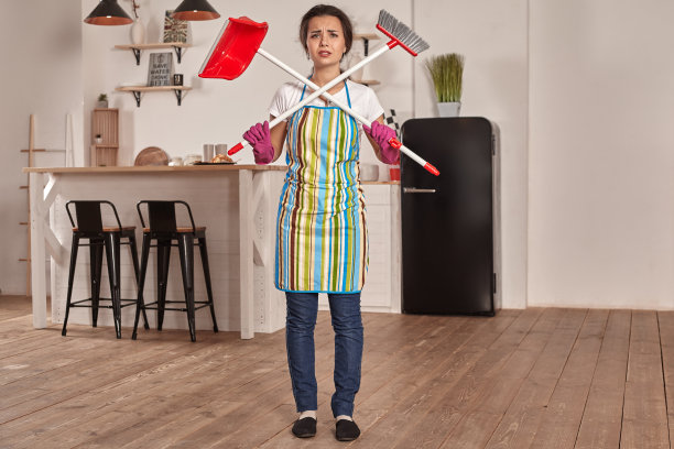 有趣的照片，棕发女子拿着铲子和扫帚。她假装那是剑。女孩准备好战斗了图片下载