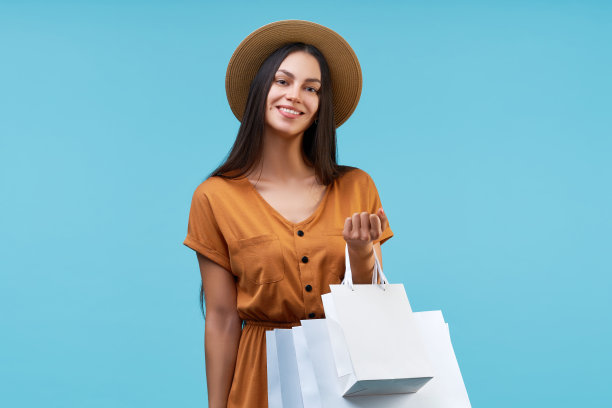 工作室拍摄有吸引力的微笑年轻褐发女人穿着我图片下载