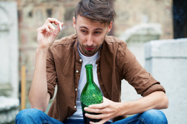 年轻人喝酒抽烟图片下载