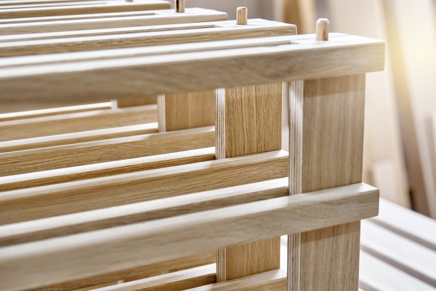 酒架的坚固橡木在车间特写图片下载