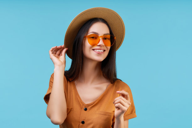 工作室拍摄美丽的微笑轻浮的黑发女孩穿着b图片下载