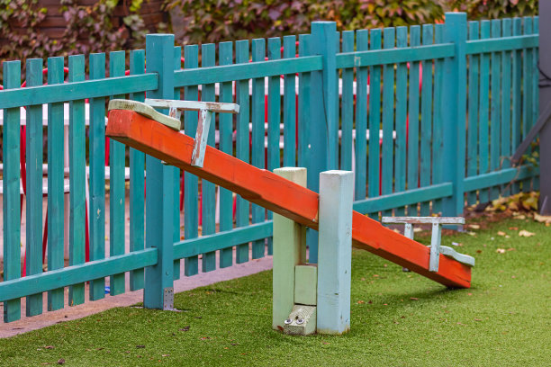 木制秋千操场图片下载