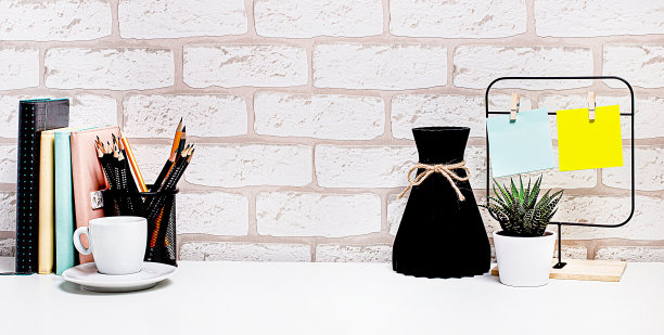 现代家庭装饰模型记事本，铅笔，花瓶和贴纸。在家里工作。经营理念图片下载