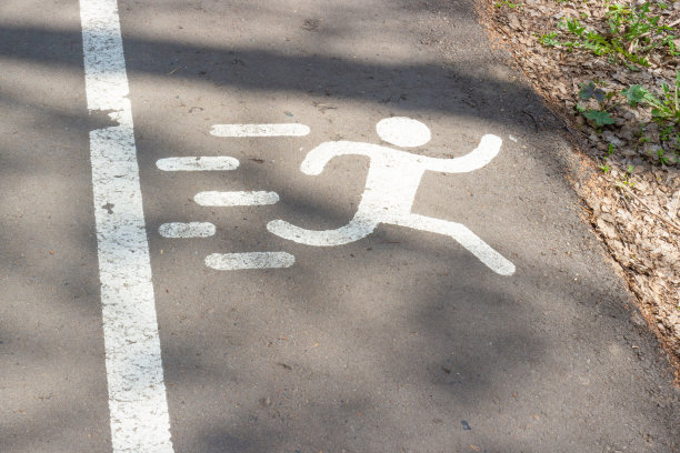 人行道上的跑步者标志图片下载
