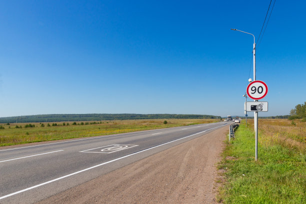 使用标志在道路上组织交通图片下载