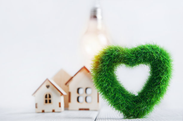 66、绿草心，木房配电灯。替代能源的概念，环境保护…图片下载