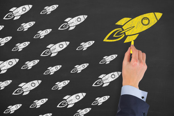 领导概念与火箭在黑板背景图片下载