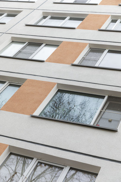 这是一个多户型住宅的立面。图片下载