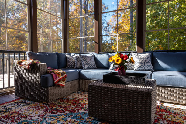 舒适的家具门廊围栏在秋季图片下载