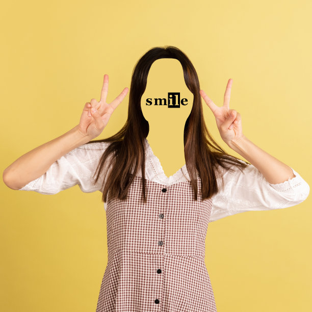 当代艺术品。概念肖像的无脸女人与字微笑代替脸。人类情感、心理学、心理健康概念。图片下载