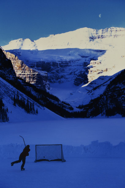 一个女人在路易斯湖打曲棍球图片下载