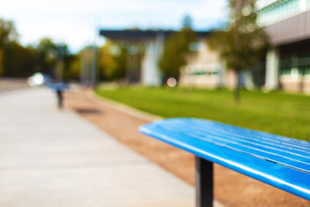 教育大楼高中校车站和长椅背景照片系列图片下载