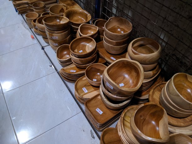 商店货架上的木制碗图片下载